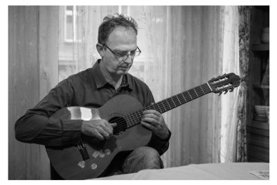 mit Gitarre (c) Thomas Klinka 2022 mit Gitarre (c) Thomas Klinka 2022